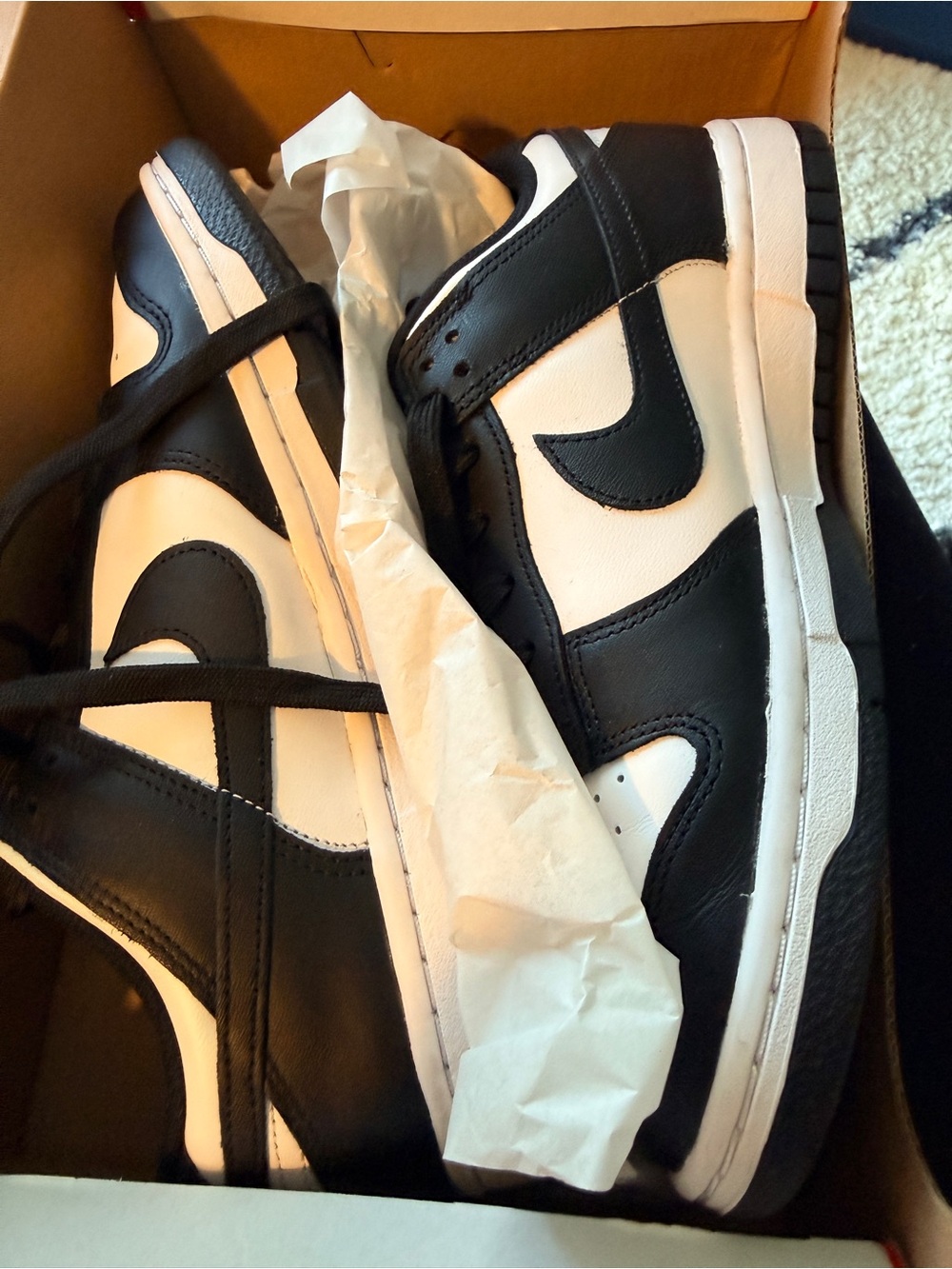 Nike Men’s Black and White Low-Top Sneakers - Picture 7 of 8